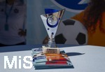 09.08.2026, Google Pixel Frauen-Bundesliga: Testspiel FC Bayern Frauen - Paris FC, im Sportpark Unterhaching,  Fanfest am Vorplatz des Stadions mit Aktionsflächen verschiedener Abteilungen des FC Bayern und anderen. Hier am Stand von Mädchen an den Ball, die Deutschandweit kostenloses Fussballtraining für Mädchen in Vereinen organisieren. Kleine Pokale gibt es für die Fans.