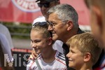 09.08.2026, Google Pixel Frauen-Bundesliga: Testspiel FC Bayern Frauen - Paris FC, im Sportpark Unterhaching,  Fanfest am Vorplatz des Stadions mit Aktionsflächen verschiedener Abteilungen des FC Bayern und anderen. Präsident Herbert Hainer (FC Bayern) mischt sich unter die Fans.