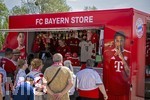 09.08.2026, Google Pixel Frauen-Bundesliga: Testspiel FC Bayern Frauen - Paris FC, im Sportpark Unterhaching,  Fanfest am Vorplatz des Stadions mit Aktionsflächen verschiedener Abteilungen des FC Bayern und anderen. Hier der Merchendising-Stand FC Bayern Store.