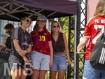 09.08.2026, Google Pixel Frauen-Bundesliga: Testspiel FC Bayern Frauen - Paris FC, im Sportpark Unterhaching,  Fanfest am Vorplatz des Stadions mit Aktionsflächen verschiedener Abteilungen des FC Bayern und anderen. Meet and Greet mit den Spielerinnen Vaness Gilles (li, FC Bayern) und Giulia Gwinn (re, FC Bayern) und den Fans .