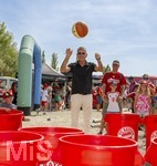 09.08.2026, Google Pixel Frauen-Bundesliga: Testspiel FC Bayern Frauen - Paris FC, im Sportpark Unterhaching,  Fanfest am Vorplatz des Stadions mit Aktionsflächen verschiedener Abteilungen des FC Bayern und anderen. Hier am Stand der Basketballer wirft Präsident Herbert Hainer (FC Bayern) den Basketball in die Plastiktonnen, beim Trefferspiel.