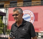09.08.2026, Google Pixel Frauen-Bundesliga: Testspiel FC Bayern Frauen - Paris FC, im Sportpark Unterhaching,  Fanfest am Vorplatz des Stadions mit Aktionsflächen verschiedener Abteilungen des FC Bayern und anderen. Präsident Herbert Hainer (FC Bayern) mischt sich unter die Fans.