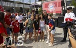 09.08.2026, Google Pixel Frauen-Bundesliga: Testspiel FC Bayern Frauen - Paris FC, im Sportpark Unterhaching,  Fanfest am Vorplatz des Stadions mit Aktionsflächen verschiedener Abteilungen des FC Bayern und anderen. Präsident Herbert Hainer (FC Bayern) mischt sich unter die Fans und gibt Autogramme und Fotos.
