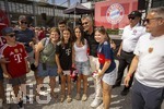 09.08.2026, Google Pixel Frauen-Bundesliga: Testspiel FC Bayern Frauen - Paris FC, im Sportpark Unterhaching,  Fanfest am Vorplatz des Stadions mit Aktionsflächen verschiedener Abteilungen des FC Bayern und anderen. Präsident Herbert Hainer (FC Bayern) mischt sich unter die Fans und gibt Autogramme und Fotos.