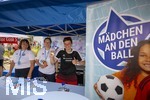 09.08.2026, Google Pixel Frauen-Bundesliga: Testspiel FC Bayern Frauen - Paris FC, im Sportpark Unterhaching,  Fanfest am Vorplatz des Stadions mit Aktionsflächen verschiedener Abteilungen des FC Bayern und anderen. Hier am Stand von Mädchen an den Ball, die Deutschandweit kostenloses Fussballtraining für Mädchen in Vereinen organisieren. rechts: Münchner Stadträtin Barbara Likus (SPD)
