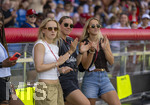 09.08.2026, Google Pixel Frauen-Bundesliga: Testspiel FC Bayern Frauen - Paris FC, im Sportpark Unterhaching,  v.li: Franziska Kett (FC Bayern München), Vaness Gilles (FC Bayern) und Giulia Gwinn (FC Bayern) 