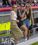 09.08.2026, Google Pixel Frauen-Bundesliga: Testspiel FC Bayern Frauen - Paris FC, im Sportpark Unterhaching,  v.li: Franziska Kett (FC Bayern München), Vaness Gilles (FC Bayern) und Giulia Gwinn (FC Bayern) 