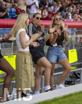 09.08.2026, Google Pixel Frauen-Bundesliga: Testspiel FC Bayern Frauen - Paris FC, im Sportpark Unterhaching,  v.li: Franziska Kett (FC Bayern München), Vaness Gilles (FC Bayern) und Giulia Gwinn (FC Bayern) 