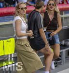 09.08.2026, Google Pixel Frauen-Bundesliga: Testspiel FC Bayern Frauen - Paris FC, im Sportpark Unterhaching,  v.li: Franziska Kett (FC Bayern München), Vaness Gilles (FC Bayern) und Giulia Gwinn (FC Bayern) 