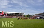 09.08.2026, Google Pixel Frauen-Bundesliga: Testspiel FC Bayern Frauen - Paris FC, im Sportpark Unterhaching, Einmarsch der Mannschaften: Erstes Heimspiel der FC Bayern Frauen in ihrem neuen Stadion.  