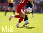 09.08.2026, Google Pixel Frauen-Bundesliga: Testspiel FC Bayern Frauen - Paris FC, im Sportpark Unterhaching,  Zweikampf, Duell, Aktion, Action,  