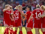 09.08.2026, Google Pixel Frauen-Bundesliga: Testspiel FC Bayern Frauen - Paris FC, im Sportpark Unterhaching,  Torjubel Pernille Harder (FC Bayern München), Jovana Damnjanovic (FC Bayern München) Alara Sehitler (FC Bayern München) 