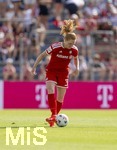 09.08.2026, Google Pixel Frauen-Bundesliga: Testspiel FC Bayern Frauen - Paris FC, im Sportpark Unterhaching,  Stine Ballisager (FC Bayern München) am Ball  
