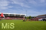 09.08.2026, Google Pixel Frauen-Bundesliga: Testspiel FC Bayern Frauen - Paris FC, im Sportpark Unterhaching, Einmarsch der Mannschaften: Erstes Heimspiel der FC Bayern Frauen in ihrem neuen Stadion.  