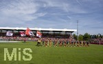 09.08.2026, Google Pixel Frauen-Bundesliga: Testspiel FC Bayern Frauen - Paris FC, im Sportpark Unterhaching, Einmarsch der Mannschaften: Erstes Heimspiel der FC Bayern Frauen in ihrem neuen Stadion.  