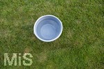09.08.2026, Google Pixel Frauen-Bundesliga: Testspiel FC Bayern Frauen - Paris FC, im Sportpark Unterhaching,  Kübel mit frischem Wasser steht am Rand zu erfrischung und abkühlung der Spieler.