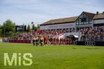 09.08.2026, Google Pixel Frauen-Bundesliga: Testspiel FC Bayern Frauen - Paris FC, im Sportpark Unterhaching, Einmarsch der Mannschaften: Erstes Heimspiel der FC Bayern Frauen in ihrem neuen Stadion.  