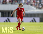 09.08.2026, Google Pixel Frauen-Bundesliga: Testspiel FC Bayern Frauen - Paris FC, im Sportpark Unterhaching,  Stine Ballisager (FC Bayern München) am Ball 