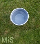 09.08.2026, Google Pixel Frauen-Bundesliga: Testspiel FC Bayern Frauen - Paris FC, im Sportpark Unterhaching,  Kübel mit frischem Wasser steht am Rand zu erfrischung und abkühlung der Spieler.