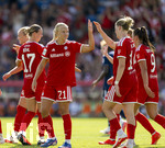09.08.2026, Google Pixel Frauen-Bundesliga: Testspiel FC Bayern Frauen - Paris FC, im Sportpark Unterhaching,  Torjubel Pernille Harder (FC Bayern München), Lea Schüller (FC Bayern München) 