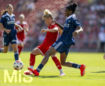 09.08.2026, Google Pixel Frauen-Bundesliga: Testspiel FC Bayern Frauen - Paris FC, im Sportpark Unterhaching,  v.li: Linda Dallmann (FC Bayern München) gegen Hillary Diaz (Paris)