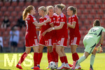 09.08.2026, Google Pixel Frauen-Bundesliga: Testspiel FC Bayern Frauen - Paris FC, im Sportpark Unterhaching,  Torjubel Pernille Harder (FC Bayern München), Lea Schüller (FC Bayern München) Stine Ballisager (FC Bayern München) Magdalena Eriksson (FC Bayern München) 