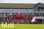 09.08.2026, Google Pixel Frauen-Bundesliga: Testspiel FC Bayern Frauen - Paris FC, im Sportpark Unterhaching,  Bayernfans auf der Tribüne.