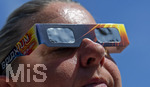 10.08.2026, Am Mittwoch 12.08.2026 wird es in Europa eine Sonnenfinsternis geben, dazu gibt es die zwingend erforderlichen Schutzfilter-Brillen mit Solar-Filter, damit die Augen kein dauernden Schäden davontragen beim Blick in die Sonne. (Modelreleased)