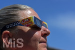 10.08.2026, Am Mittwoch 12.08.2026 wird es in Europa eine Sonnenfinsternis geben, dazu gibt es die zwingend erforderlichen Schutzfilter-Brillen mit Solar-Filter, damit die Augen kein dauernden Schäden davontragen beim Blick in die Sonne. (Modelreleased)