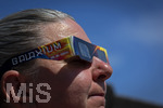 10.08.2026, Am Mittwoch 12.08.2026 wird es in Europa eine Sonnenfinsternis geben, dazu gibt es die zwingend erforderlichen Schutzfilter-Brillen mit Solar-Filter, damit die Augen kein dauernden Schäden davontragen beim Blick in die Sonne. (Modelreleased)