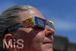 10.08.2026, Am Mittwoch 12.08.2026 wird es in Europa eine Sonnenfinsternis geben, dazu gibt es die zwingend erforderlichen Schutzfilter-Brillen mit Solar-Filter, damit die Augen kein dauernden Schäden davontragen beim Blick in die Sonne. (Modelreleased)