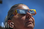 10.08.2026, Am Mittwoch 12.08.2026 wird es in Europa eine Sonnenfinsternis geben, dazu gibt es die zwingend erforderlichen Schutzfilter-Brillen mit Solar-Filter, damit die Augen kein dauernden Schäden davontragen beim Blick in die Sonne. (Modelreleased)