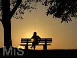 11.08.2026, Bad Wörishofen im Unterallgäu, Sonnenuntergangsstimmung am Ostpark, eine Frau geniesst die Aussicht von einer Bank am Ortsrand der Kneippstadt. Am Mittwoch ist Sonnenfinsternis (12.08.2026), da ist dieser Punkt optimal für die Beobachtung des Himmelsereignisses.