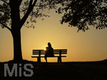 11.08.2026, Bad Wörishofen im Unterallgäu, Sonnenuntergangsstimmung am Ostpark, eine Frau geniesst die Aussicht von einer Bank am Ortsrand der Kneippstadt. Am Mittwoch ist Sonnenfinsternis (12.08.2026), da ist dieser Punkt optimal für die Beobachtung des Himmelsereignisses.