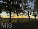 11.08.2026, Bad Wörishofen im Unterallgäu, Sonnenuntergangsstimmung am Ostpark, eine Frau geniesst die Aussicht von einer Bank am Ortsrand der Kneippstadt. Am Mittwoch ist Sonnenfinsternis (12.08.2026), da ist dieser Punkt optimal für die Beobachtung des Himmelsereignisses.