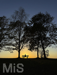 11.08.2026, Bad Wörishofen im Unterallgäu, Sonnenuntergangsstimmung am Ostpark, eine Frau geniesst die Aussicht von einer Bank am Ortsrand der Kneippstadt. Am Mittwoch ist Sonnenfinsternis (12.08.2026), da ist dieser Punkt optimal für die Beobachtung des Himmelsereignisses.