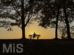 11.08.2026, Bad Wörishofen im Unterallgäu, Sonnenuntergangsstimmung am Ostpark, eine Frau geniesst die Aussicht von einer Bank am Ortsrand der Kneippstadt. Am Mittwoch ist Sonnenfinsternis (12.08.2026), da ist dieser Punkt optimal für die Beobachtung des Himmelsereignisses.