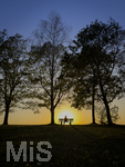 11.08.2026, Bad Wörishofen im Unterallgäu, Sonnenuntergangsstimmung am Ostpark, eine Frau geniesst die Aussicht von einer Bank am Ortsrand der Kneippstadt. Am Mittwoch ist Sonnenfinsternis (12.08.2026), da ist dieser Punkt optimal für die Beobachtung des Himmelsereignisses.