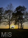 11.08.2026, Bad Wörishofen im Unterallgäu, Sonnenuntergangsstimmung am Ostpark, eine Frau geniesst die Aussicht von einer Bank am Ortsrand der Kneippstadt. Am Mittwoch ist Sonnenfinsternis (12.08.2026), da ist dieser Punkt optimal für die Beobachtung des Himmelsereignisses.