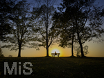11.08.2026, Bad Wörishofen im Unterallgäu, Sonnenuntergangsstimmung am Ostpark, eine Frau geniesst die Aussicht von einer Bank am Ortsrand der Kneippstadt. Am Mittwoch ist Sonnenfinsternis (12.08.2026), da ist dieser Punkt optimal für die Beobachtung des Himmelsereignisses.