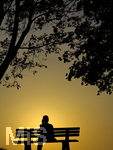 11.08.2026, Bad Wörishofen im Unterallgäu, Sonnenuntergangsstimmung am Ostpark, eine Frau geniesst die Aussicht von einer Bank am Ortsrand der Kneippstadt. Am Mittwoch ist Sonnenfinsternis (12.08.2026), da ist dieser Punkt optimal für die Beobachtung des Himmelsereignisses.