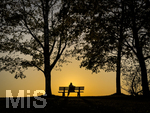 11.08.2026, Bad Wörishofen im Unterallgäu, Sonnenuntergangsstimmung am Ostpark, eine Frau geniesst die Aussicht von einer Bank am Ortsrand der Kneippstadt. Am Mittwoch ist Sonnenfinsternis (12.08.2026), da ist dieser Punkt optimal für die Beobachtung des Himmelsereignisses.