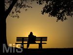 11.08.2026, Bad Wörishofen im Unterallgäu, Sonnenuntergangsstimmung am Ostpark, eine Frau geniesst die Aussicht von einer Bank am Ortsrand der Kneippstadt. Am Mittwoch ist Sonnenfinsternis (12.08.2026), da ist dieser Punkt optimal für die Beobachtung des Himmelsereignisses.