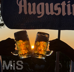 11.08.2026, Bad Wörishofen im Unterallgäu, Sonnenuntergangsstimmung in einem Biergarten am Ortsrand der Kneippstadt. Zwei Gäste prosten sich zu mit Bierkrügen. Am Mittwoch ist Sonnenfinsternis (12.08.2026), da ist dieser Punkt optimal für die Beobachtung des Himmelsereignisses.