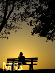 11.08.2026, Bad Wörishofen im Unterallgäu, Sonnenuntergangsstimmung am Ostpark, eine Frau geniesst die Aussicht von einer Bank am Ortsrand der Kneippstadt. Am Mittwoch ist Sonnenfinsternis (12.08.2026), da ist dieser Punkt optimal für die Beobachtung des Himmelsereignisses.