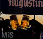 11.08.2026, Bad Wörishofen im Unterallgäu, Sonnenuntergangsstimmung in einem Biergarten am Ortsrand der Kneippstadt. Zwei Gäste prosten sich zu mit Bierkrügen. Am Mittwoch ist Sonnenfinsternis (12.08.2026), da ist dieser Punkt optimal für die Beobachtung des Himmelsereignisses.