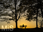 11.08.2026, Bad Wörishofen im Unterallgäu, Sonnenuntergangsstimmung am Ostpark, eine Frau geniesst die Aussicht von einer Bank am Ortsrand der Kneippstadt. Am Mittwoch ist Sonnenfinsternis (12.08.2026), da ist dieser Punkt optimal für die Beobachtung des Himmelsereignisses.