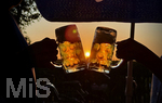 11.08.2026, Bad Wörishofen im Unterallgäu, Sonnenuntergangsstimmung in einem Biergarten am Ortsrand der Kneippstadt. Zwei Gäste prosten sich zu mit Bierkrügen. Am Mittwoch ist Sonnenfinsternis (12.08.2026), da ist dieser Punkt optimal für die Beobachtung des Himmelsereignisses.