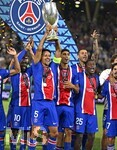 12.08.2026, Fussball UEFA-Supercup 2026: Finale in Salzburg (Österreich), Paris St. Germain - Aston Villa, in der Red Bull Arena (Wals bei Salzburg). Marquinhos (FC Paris Saint-Germain)  mit dem Pokal v.l. Ousmane Dembele (FC Paris Saint-Germain), Marquinhos (FC Paris Saint-Germain), Achraf Hakimi (FC Paris Saint-Germain), Nuno Mendes (FC Paris Saint-Germain) und Vitinha (FC Paris Saint-Germain) 

