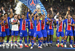 12.08.2026, Fussball UEFA-Supercup 2026: Finale in Salzburg (Österreich), Paris St. Germain - Aston Villa, in der Red Bull Arena (Wals bei Salzburg). Marquinhos (FC Paris Saint-Germain)  mit dem Pokal 

